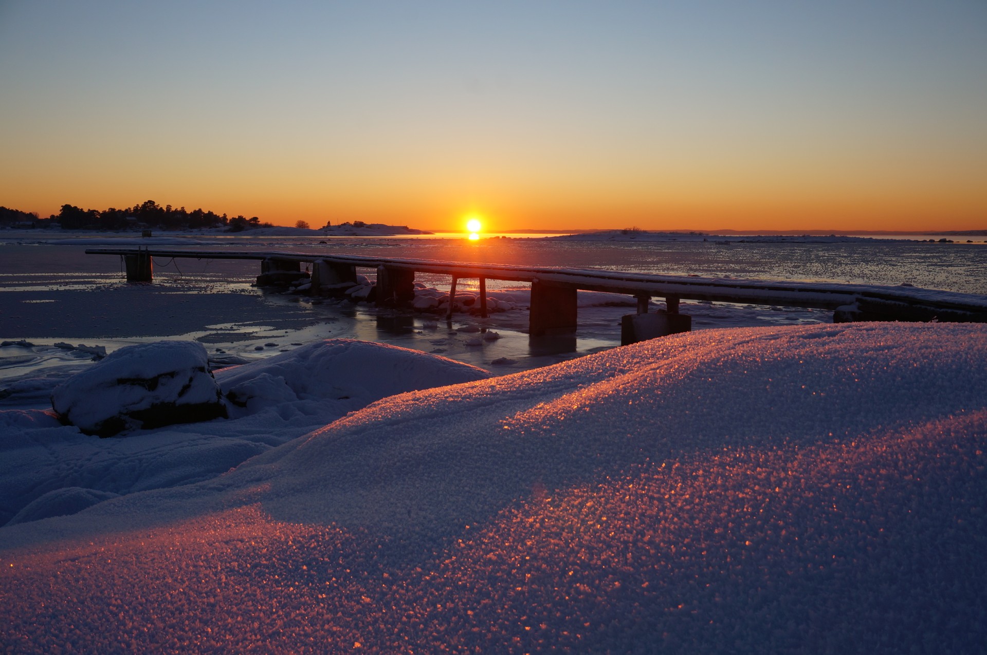 Vintersolnedgang ved brygge